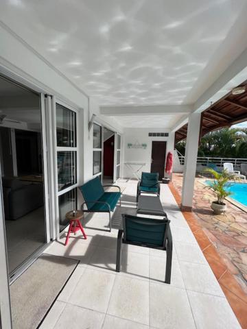 Bazén v ubytování Villa Ti'Kemy avec piscine au sel nebo v jeho okolí