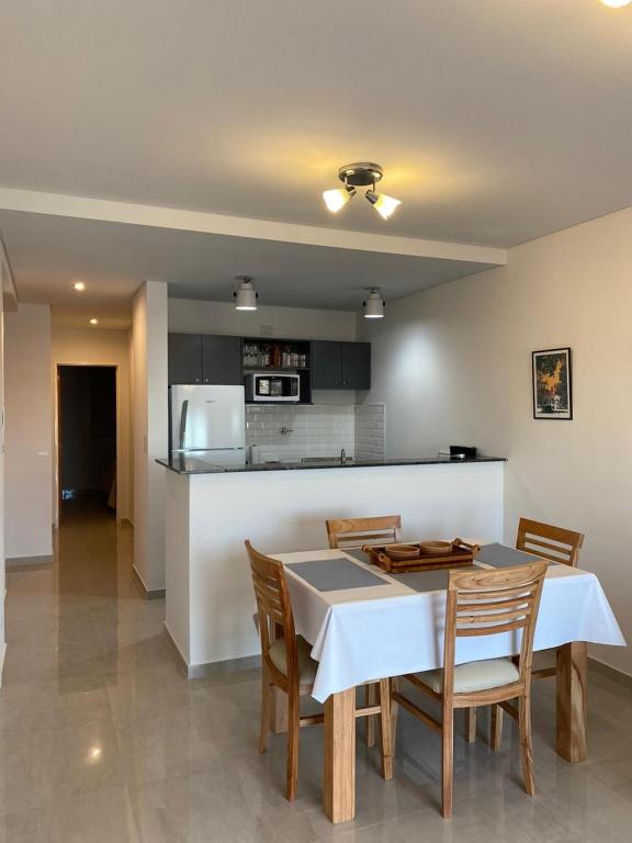 una cucina e una sala da pranzo con tavolo e sedie di Caleta VIEW - Alojamientos a Puerto Madryn