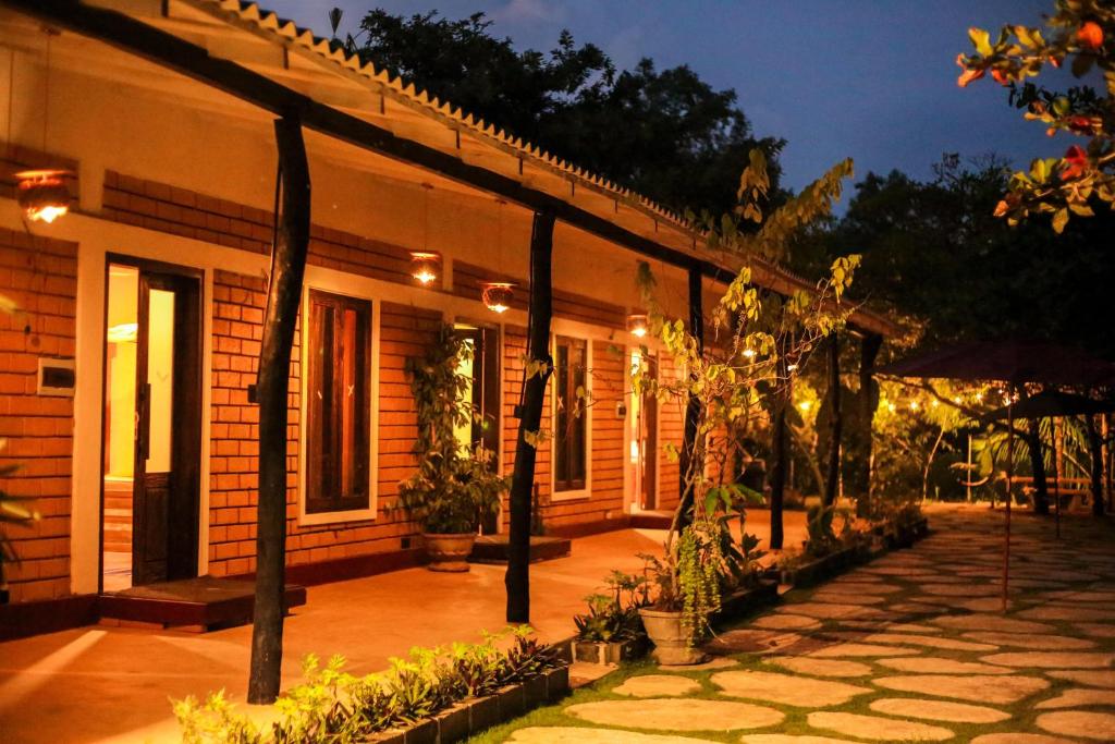 ein Haus mit einer Terrasse mit Pflanzen und Lichtern in der Unterkunft Suji River Villa in Weligama