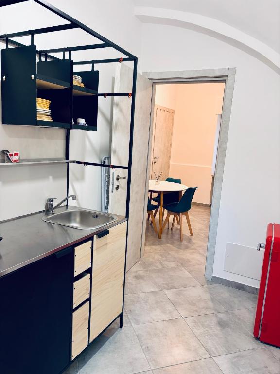 Kuchyň nebo kuchyňský kout v ubytování Hd Guesthouse Oasi urbana con parcheggio privato gratuito, fronte stazione