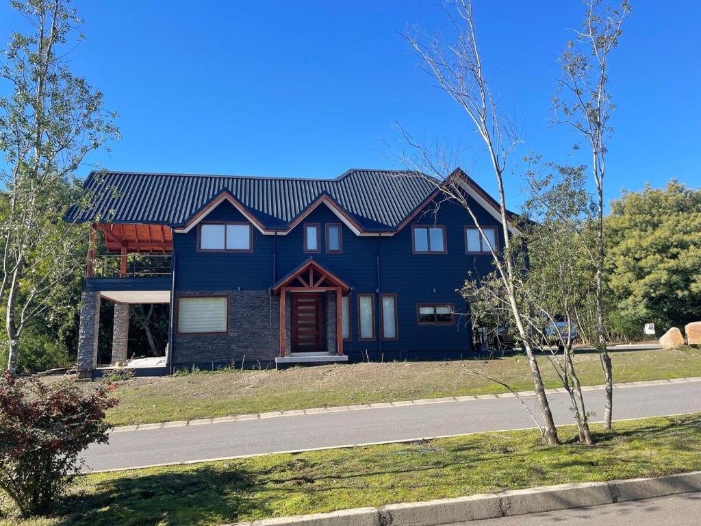 ビジャリカにあるCasa en la Nueva Puntillaの道路脇の青い家