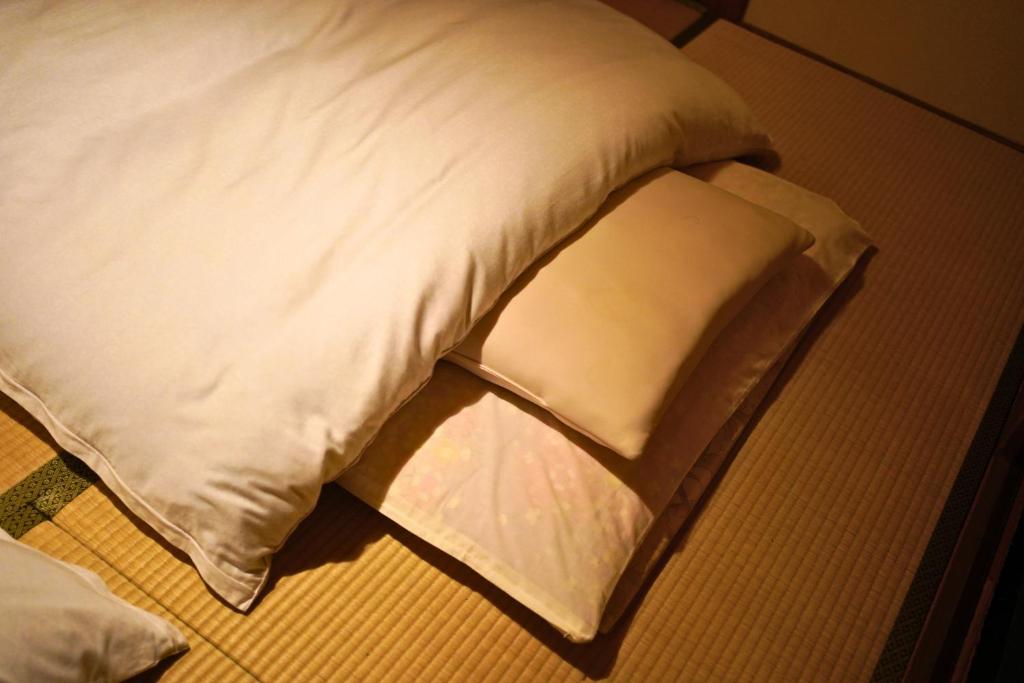 Postel nebo postele na pokoji v ubytování 瀬戸内ハウス 疲れを癒す木のお家 バス停より徒歩3分 Free WIFI 無料駐車場