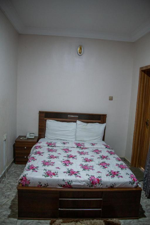 Postel nebo postele na pokoji v ubytování Alnus Hotel