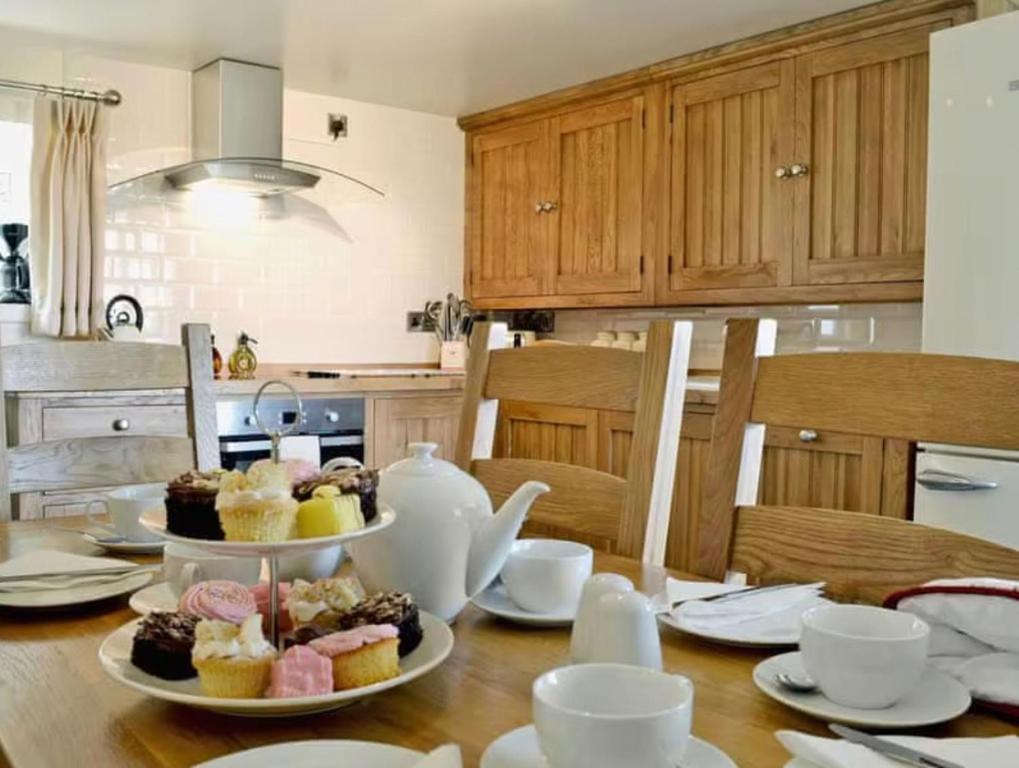 O bucătărie sau chicinetă la Serene Golygfar Cottage Retreat in Ystrad Meurig
