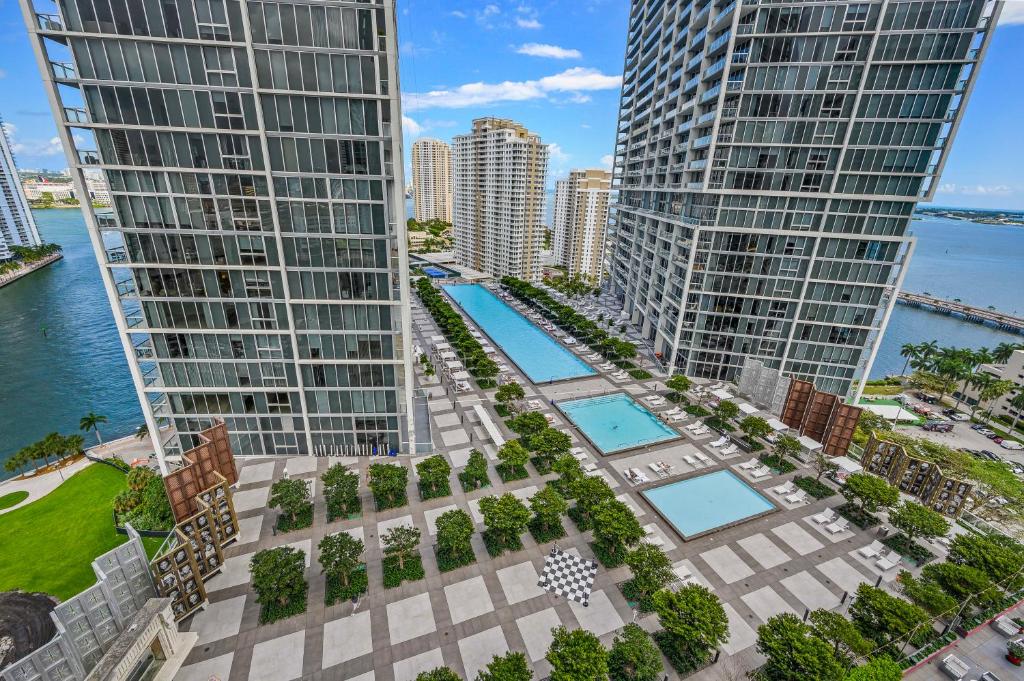 una vista aérea de dos edificios altos y una piscina en Magnificent Unit with Priceless Views W Icon, en Miami