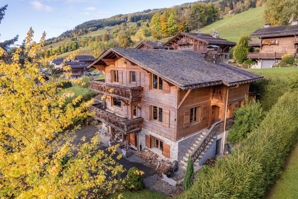 - une vue sur le plafond d'une grande maison en bois dans l'établissement Chalet Le Petit Ramoneur, à Demi-Quartier