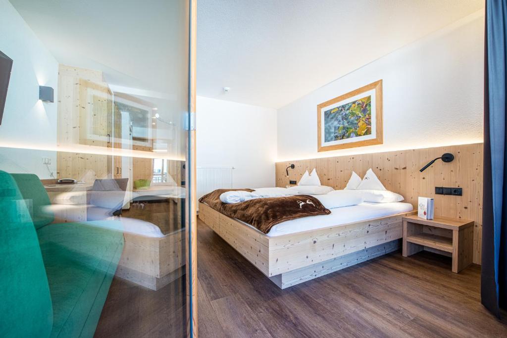 Postel nebo postele na pokoji v ubytování Alphotel Stocker Alpine Wellnesshotel
