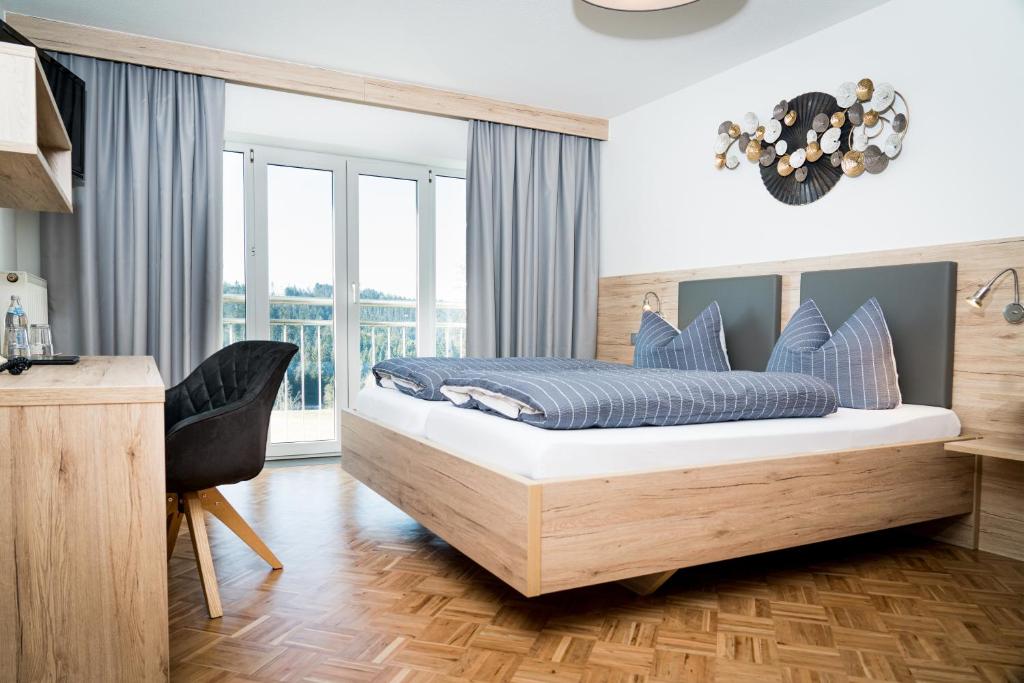 Postel nebo postele na pokoji v ubytování Hotel am Haidel