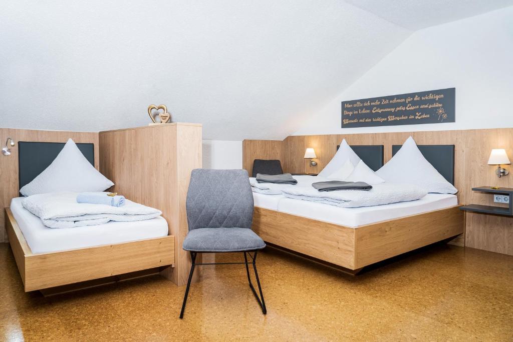 Postel nebo postele na pokoji v ubytování Hotel am Haidel