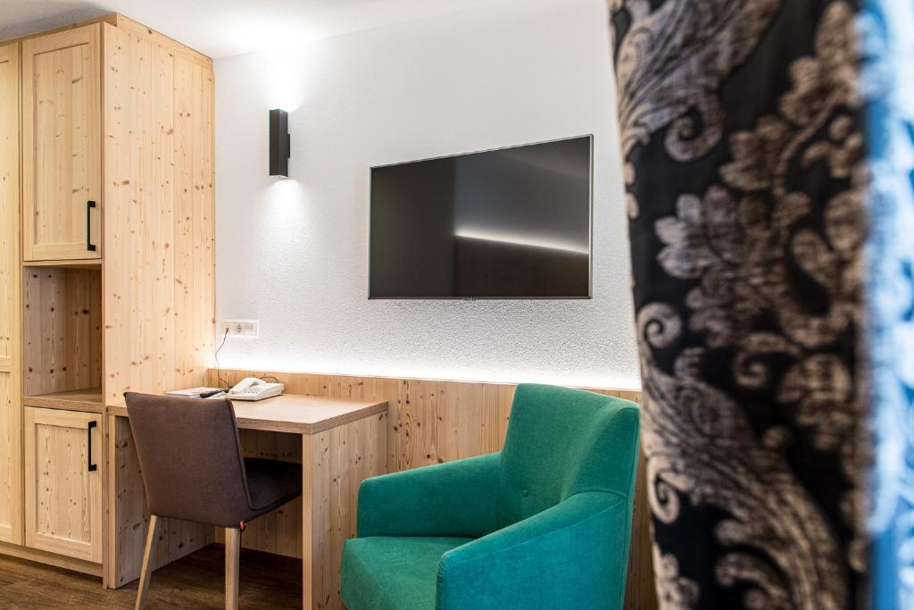 TV a/nebo společenská místnost v ubytování Alphotel Stocker Alpine Wellnesshotel