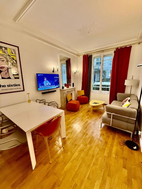 un salon avec une table et un canapé dans l'établissement Charming 2 Bedroom with Huge Private Terrace, à Paris