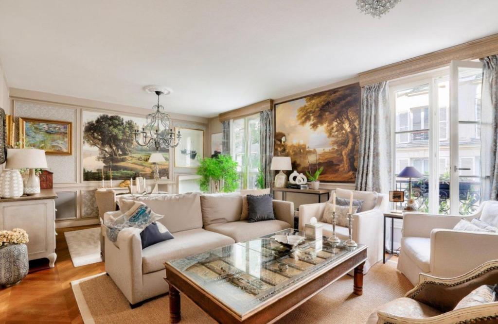 un salon avec un canapé et une table dans l'établissement Elegant luxury private apartment by Eiffel Tower, à Paris