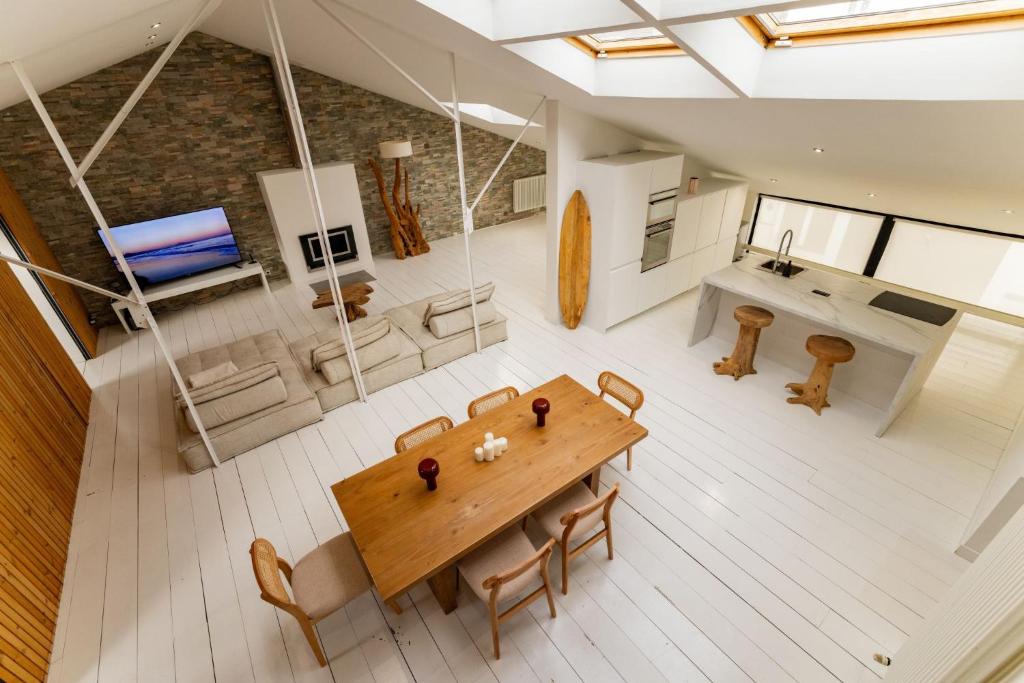 un salon avec une table et des chaises en bois dans l'établissement Loft à Lorient, à Lorient