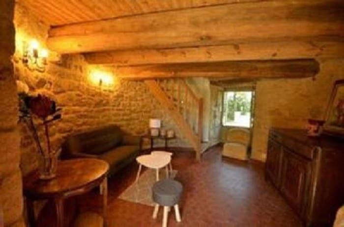 un salon avec un canapé et une table dans l'établissement Le Moulin du Moustoir VUE SUR LE GOLFE, à Locmariaquer