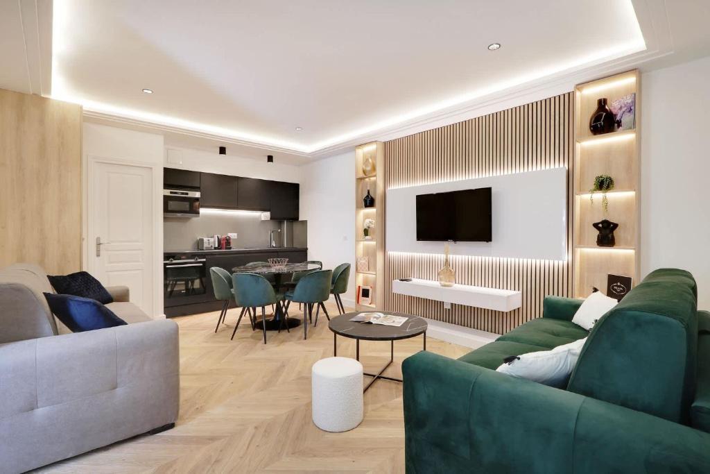 un salon avec un canapé et une table dans l'établissement Spacious Appartement au coeur de Paris FBMAR2, à Paris