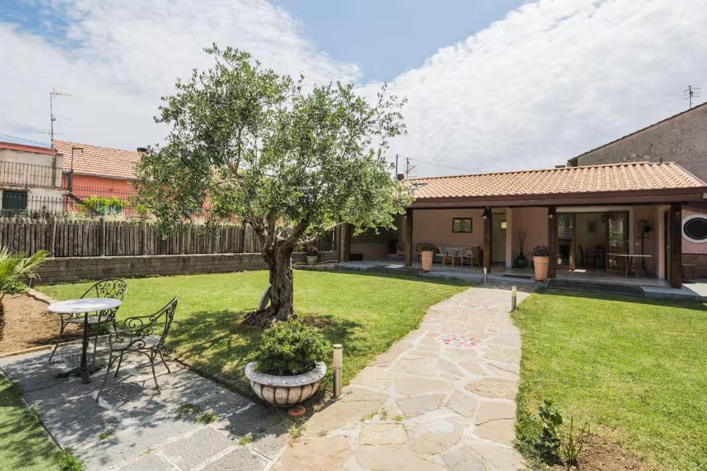 アジェーロラにあるRental House I Gelsominiの木の庭