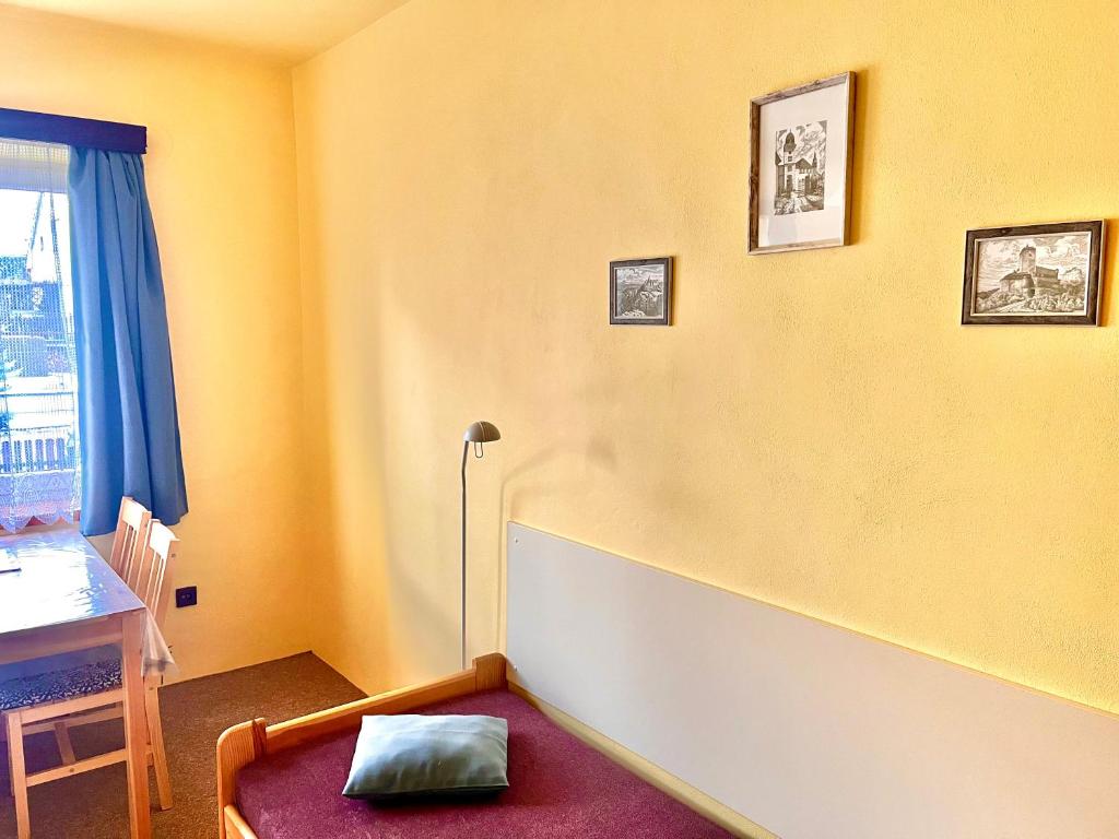 Postel nebo postele na pokoji v ubytování P&P Jičín Apartments - soukromé 2-3 lůžkové pokoje s vlastní kuchyní a koupelnou