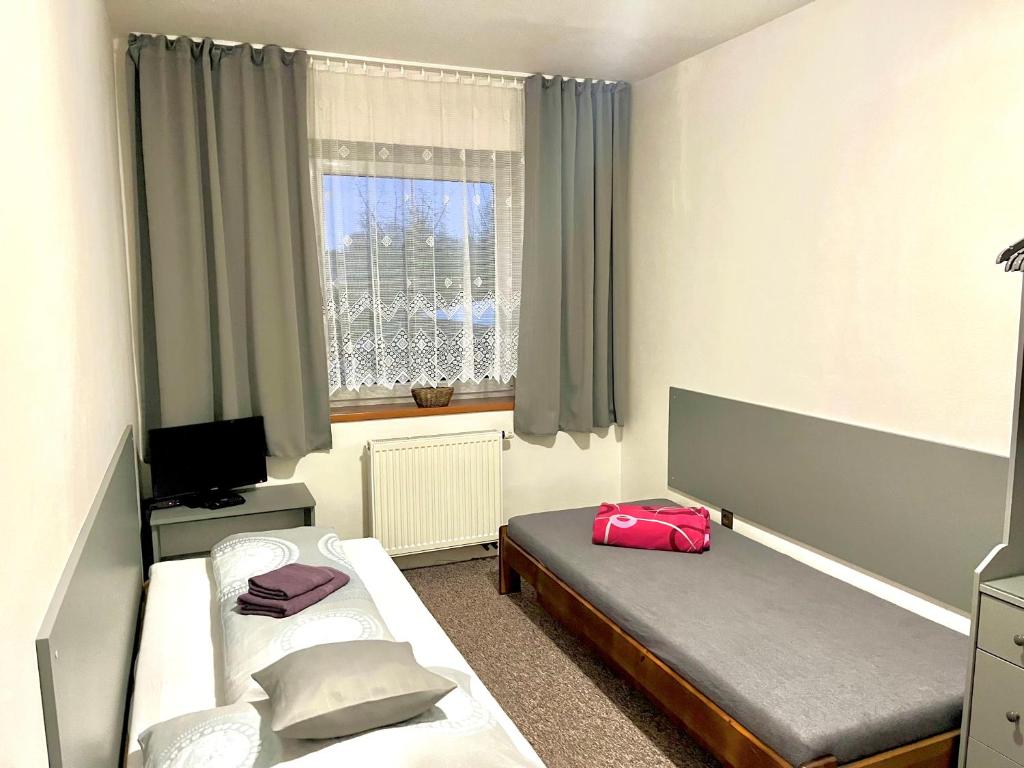 Postel nebo postele na pokoji v ubytování P&P Jičín Apartments - soukromé 2-3 lůžkové pokoje s vlastní kuchyní a koupelnou