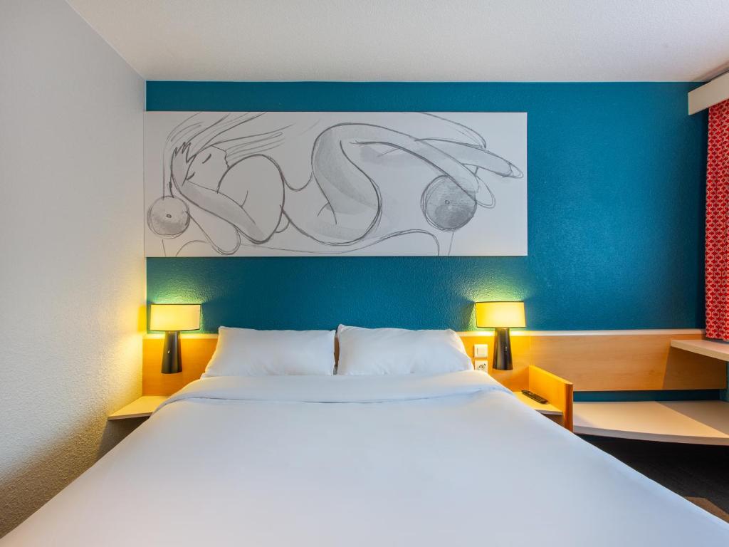 Postel nebo postele na pokoji v ubytování B&B HOTEL Orléans Nord Saran