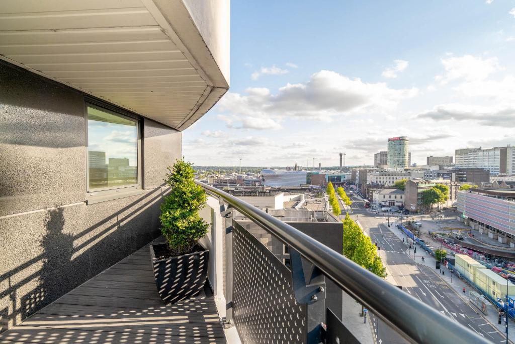 Un balcón con vista a una ciudad en Stylish 2 Bedroom Apartment - City Centre - Large Balcony - Secure Parking 1001M, en Birmingham
