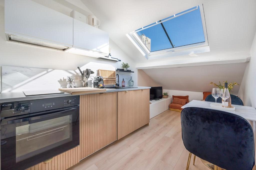 une cuisine avec un évier et une cuisinière four supérieur dans l'établissement Le Cocon, à Nice