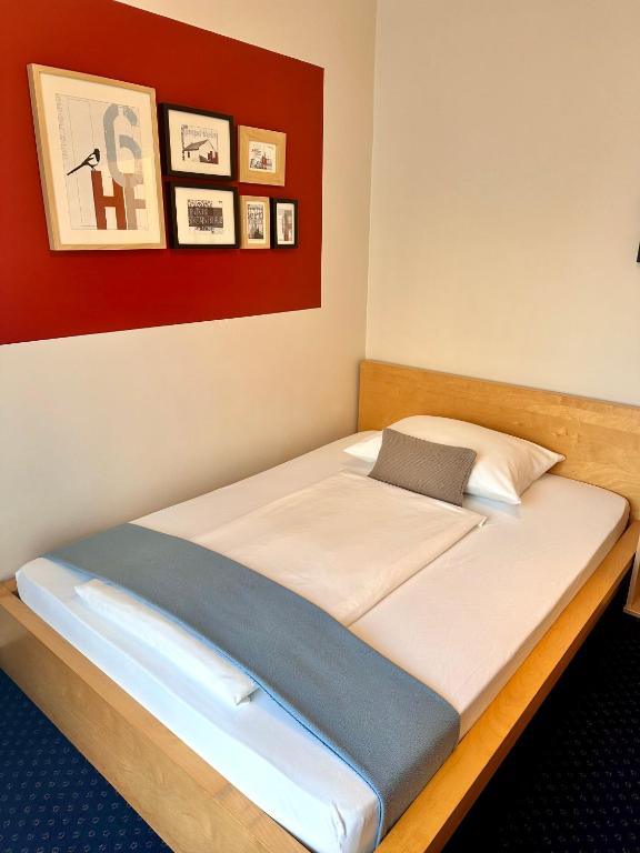 Postel nebo postele na pokoji v ubytování Hotel Friedrichstraße