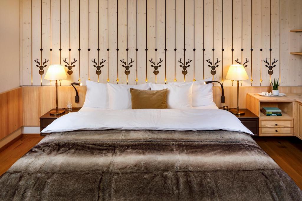 Postel nebo postele na pokoji v ubytování Hotel Piz Buin Klosters