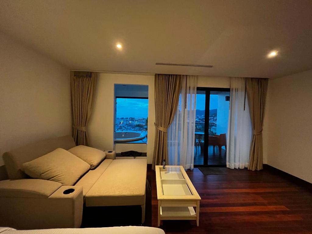 Postel nebo postele na pokoji v ubytování Thebirdhouse Patong Phuket 102