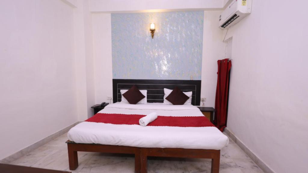 Postel nebo postele na pokoji v ubytování Hotel NoVo Agra - Near Taj Mahal