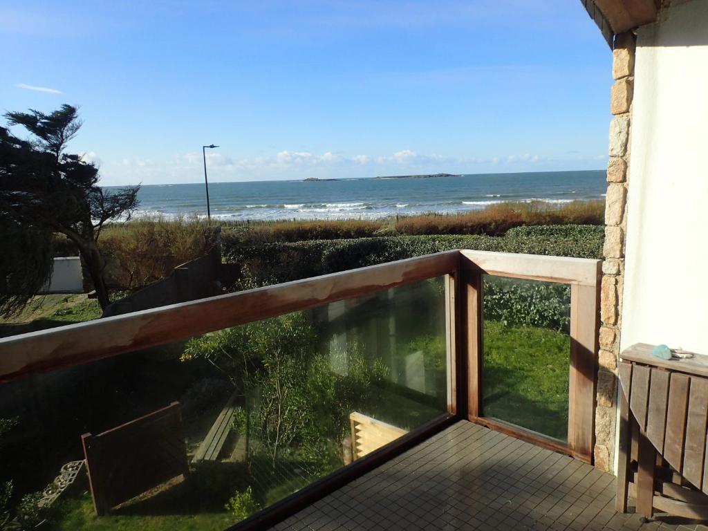 un balcon avec vue sur l'océan dans l'établissement Duplex vue sur mer, à Penthièvre