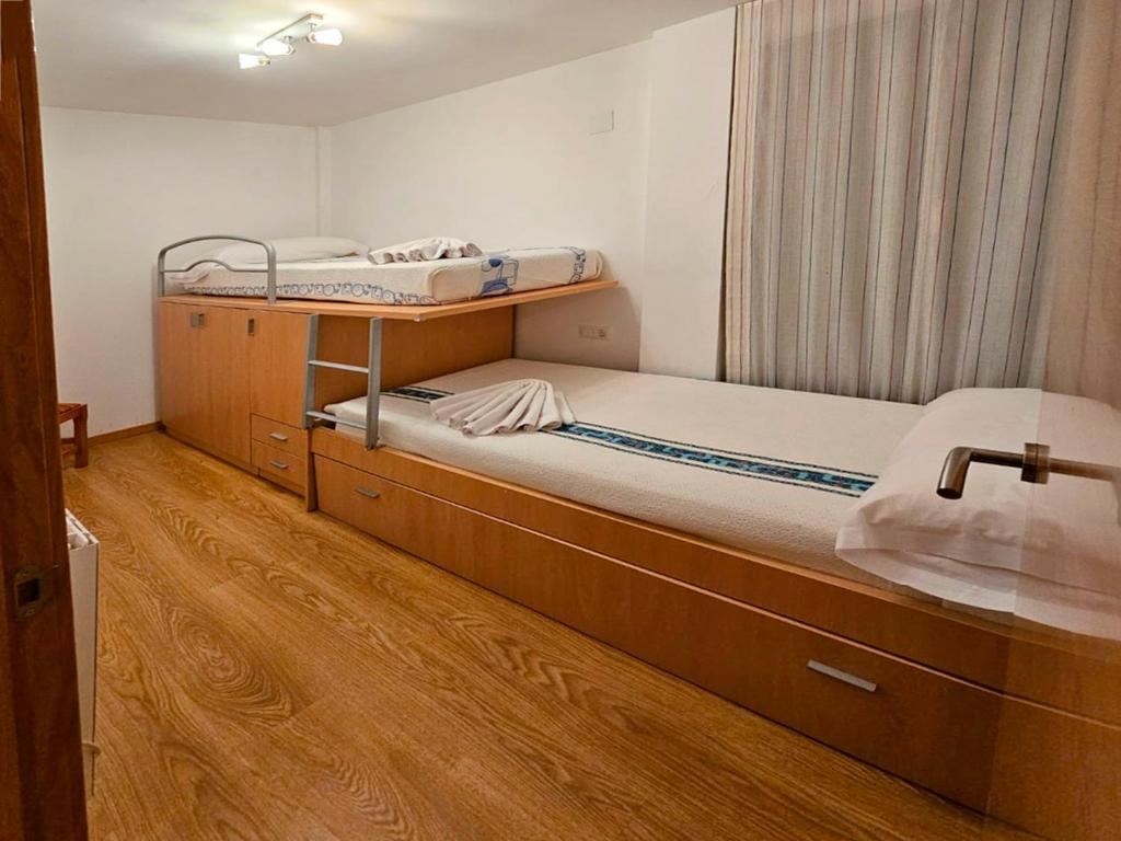 Postel nebo postele na pokoji v ubytování Apartamentos Canfranc Pueblo 3000