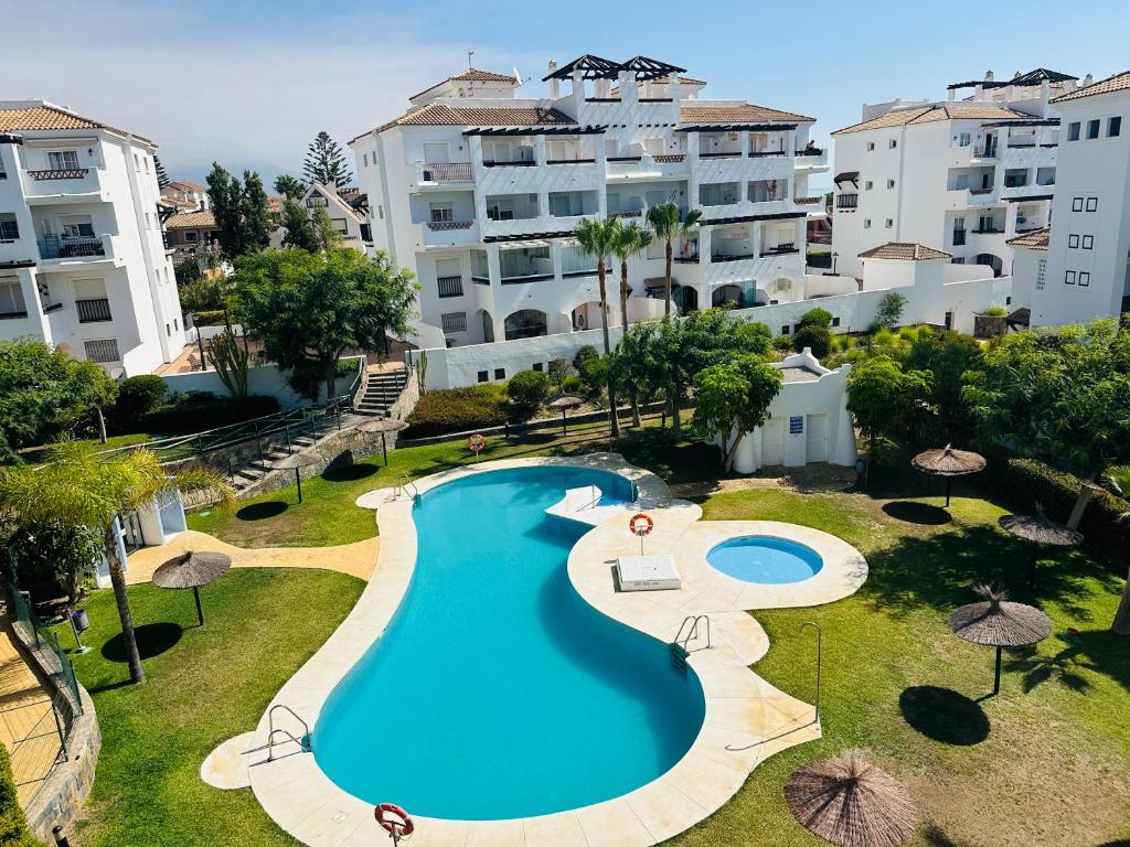 eine Draufsicht auf einen Swimmingpool in einem Resort in der Unterkunft Golden Horizon Costa del Sol, Duquesa residence in San Luis de Sabinillas
