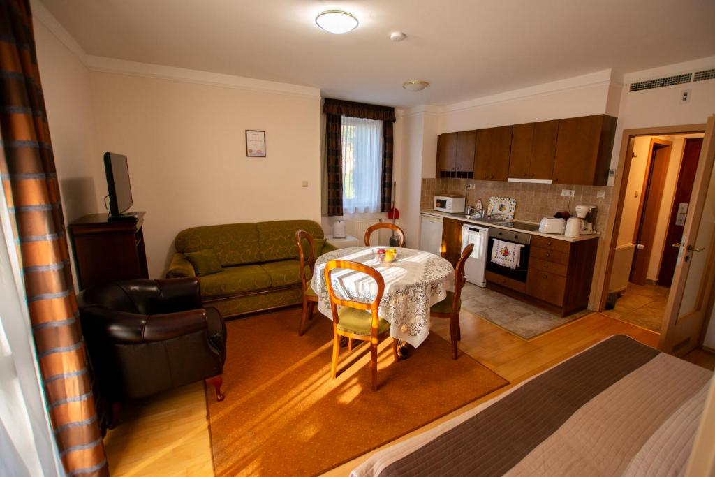 Kuchyňa alebo kuchynka v ubytovaní Bernadett Villa Apartman 3
