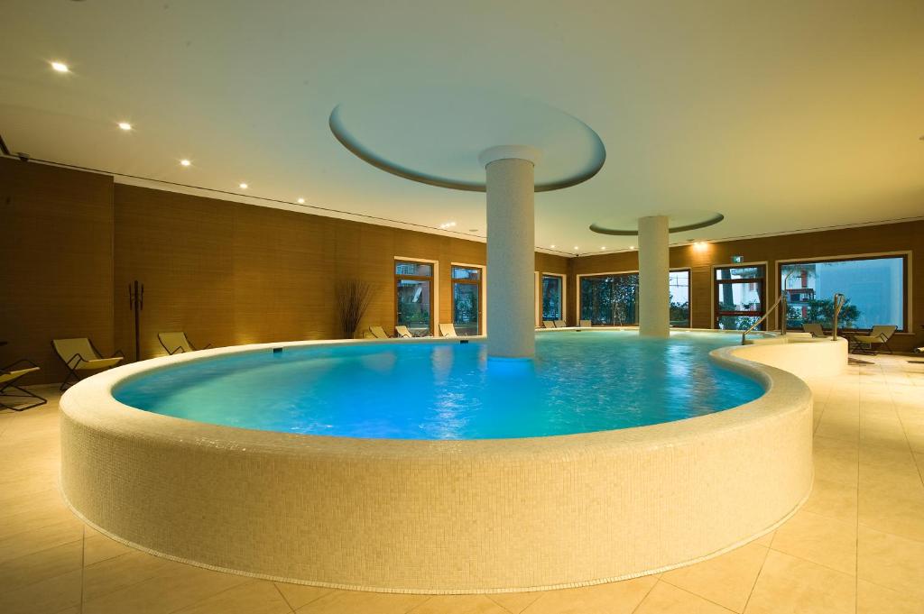 Bazén v ubytování Hotel Villa Ricci & Benessere nebo v jeho okolí