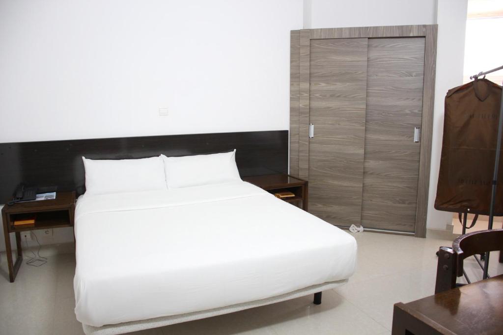 Postel nebo postele na pokoji v ubytování HOTEL NAKHIL
