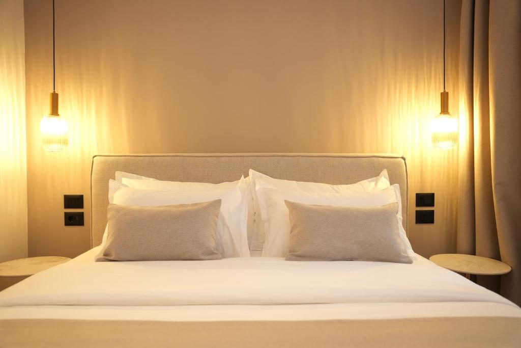 Postel nebo postele na pokoji v ubytování NEA Deluxe Apart-Hotel