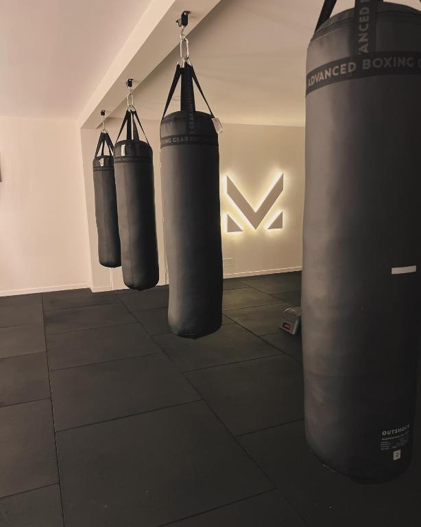 une rangée de citernes de boxe dans une pièce dans l'établissement Séjour en Provence, à Pierrevert