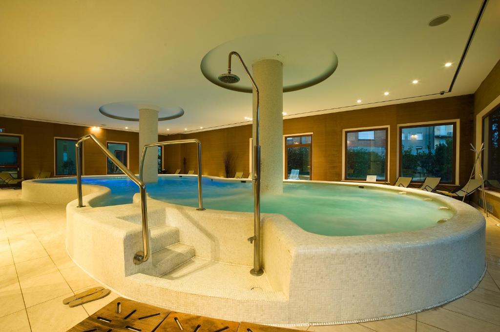 Bazén v ubytování Hotel Villa Ricci & Benessere nebo v jeho okolí