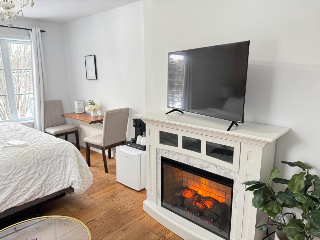 Televisyen dan/atau pusat hiburan di Le 900 Tremblant Inn Café and Bistro