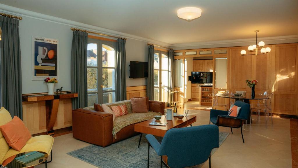 a living room with a couch and a table at Superbe appartement traversant 132m2, classé 5 étoiles, Sarlat centre in Sarlat-la-Canéda