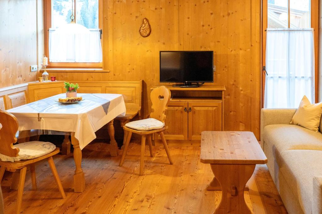 TV a/nebo společenská místnost v ubytování Ansitz Steiner