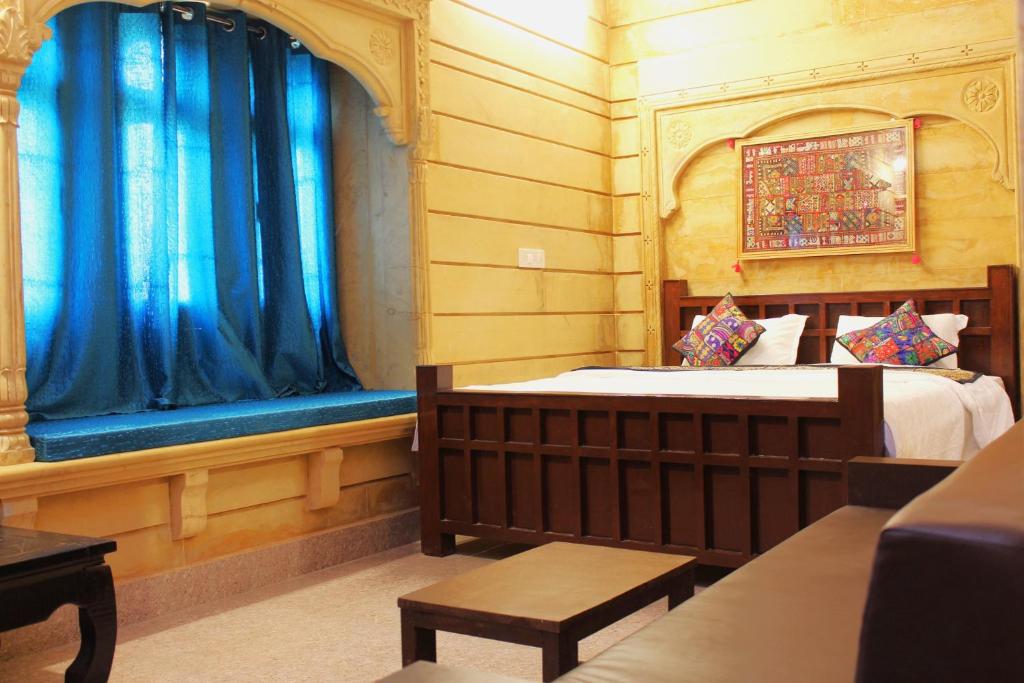 Postel nebo postele na pokoji v ubytování Relax Inn Jaisalmer