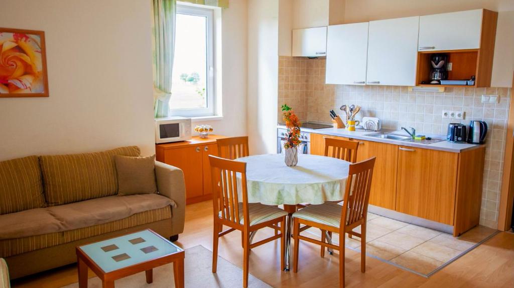 Kuchyň nebo kuchyňský kout v ubytování Bernadett Villa Apartman 2