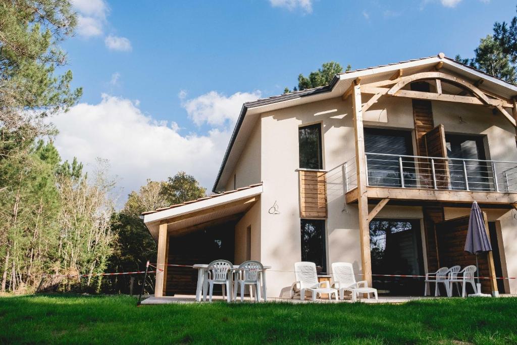 Photo de la galerie de l'établissement Villa avec vue sur le lac Domaine de Pitrot, à Lacanau