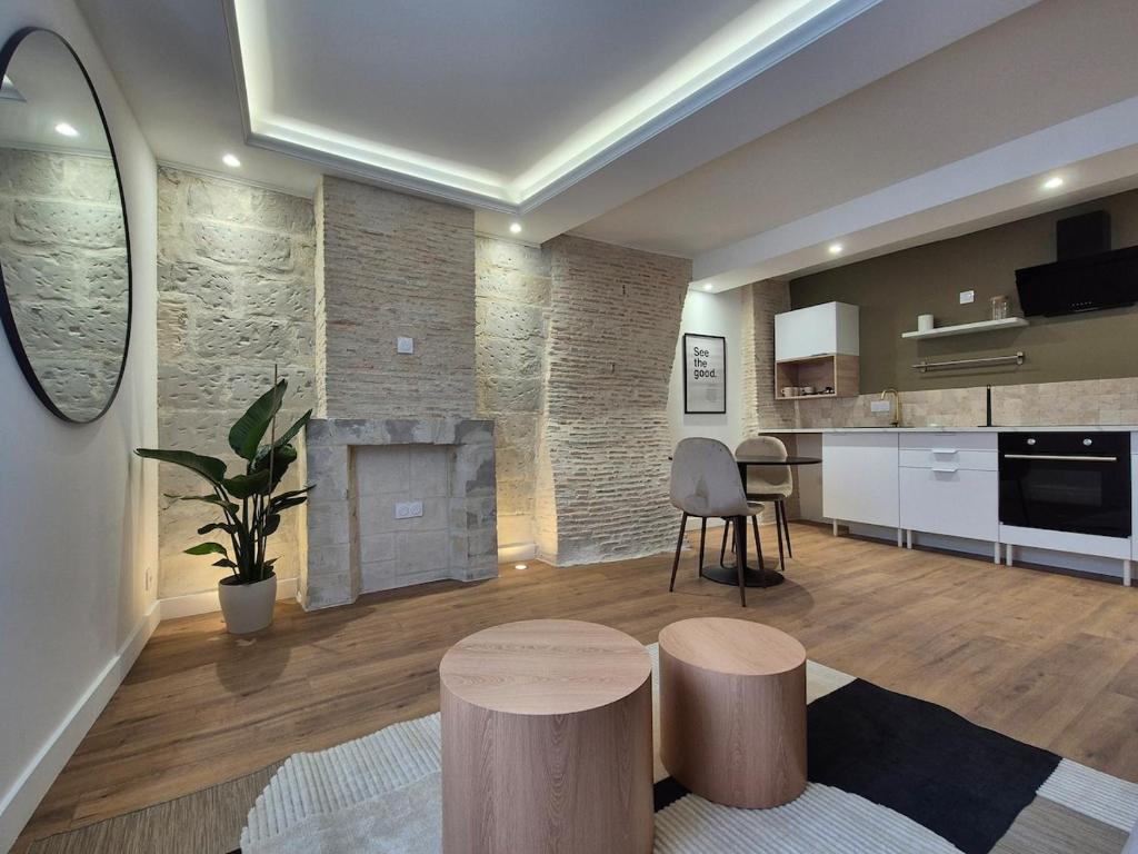 - une cuisine avec deux tabourets en bois dans le salon dans l'établissement Loft - Hypercentre, à Angers