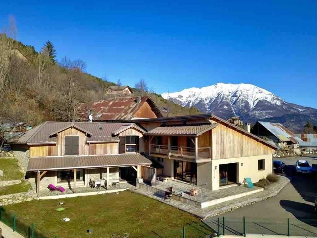 - une vue aérienne sur une maison avec une montagne dans l'établissement Chalet proche station Reallon 12 personnes, à Saint-Apollinaire