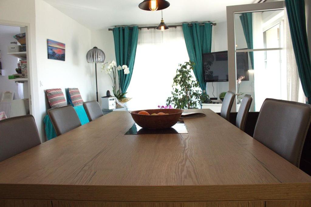 - une table à manger avec un bol en haut dans l'établissement A l'Orée du Bois, à Audenge