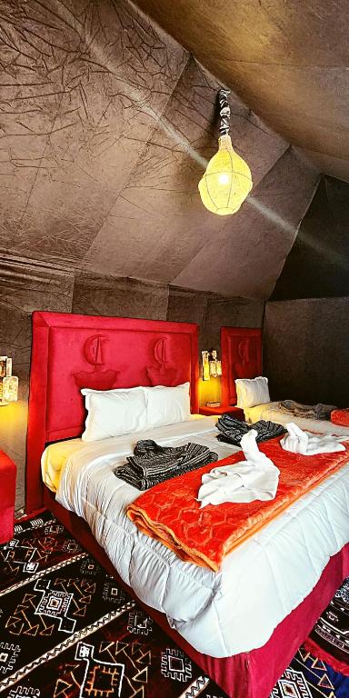 Postel nebo postele na pokoji v ubytování Fabulous luxury camp