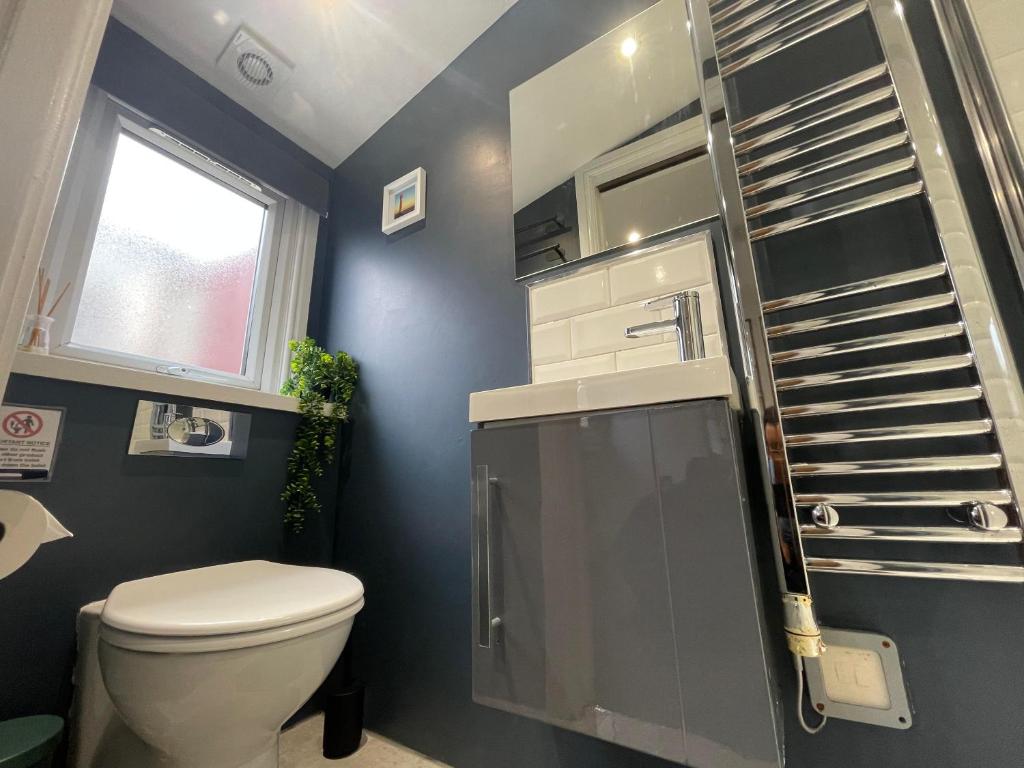 Koupelna v ubytování Heathrow Airport 10 mins drive l FREE SECURE PARKING l Tiny House with Courtyard