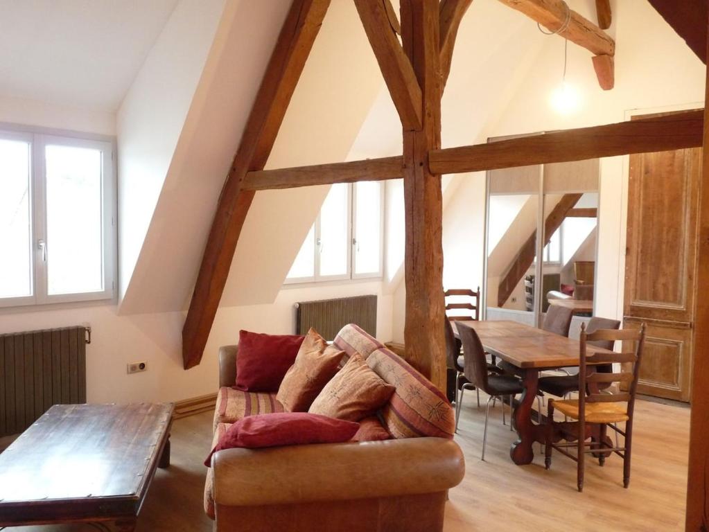 un salon avec un canapé et une table dans l'établissement La Citadine, Historic Townhouse, views of Royal Château of Amboise, AC, Parking, à Amboise